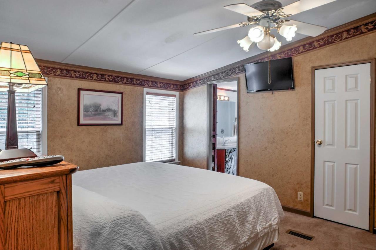 Ooltewah Cabin With Grill, Pool Table And Porch! エクステリア 写真
